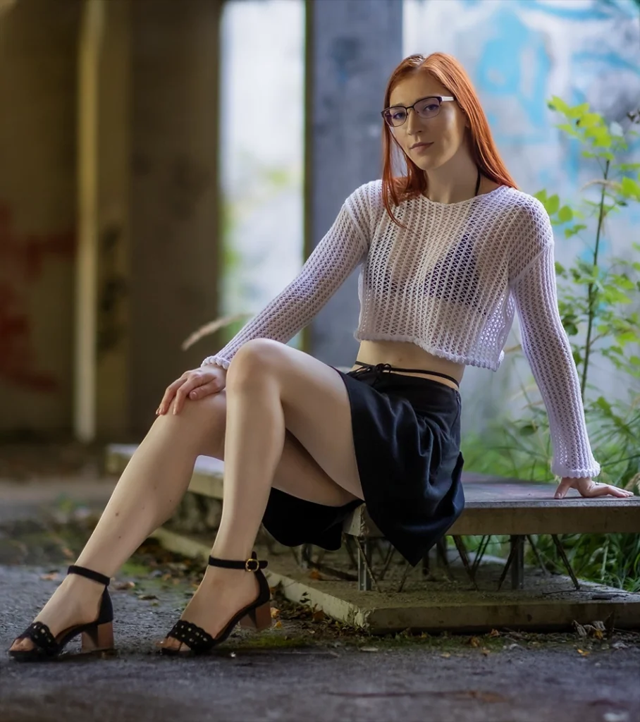 FinaFoxy Outdoor mit kurzem Rock und Netzoberteil sitzend