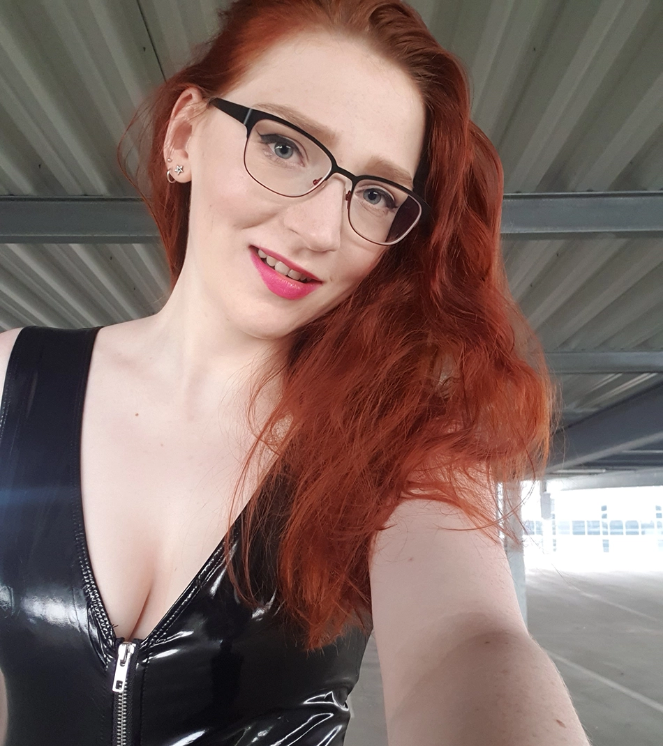 Selfie von FinaFoxy mit Lacktop und Dekolleté