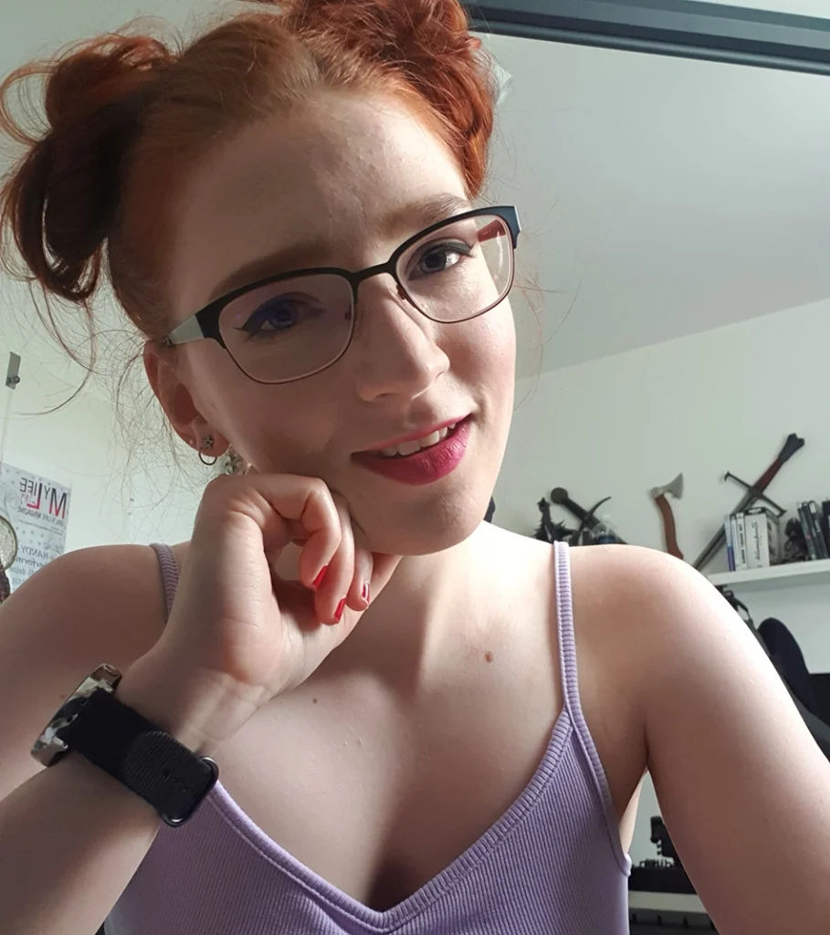 Ein Selfie von FinaFoxy im Trägertop mit hochgesteckten Haaren